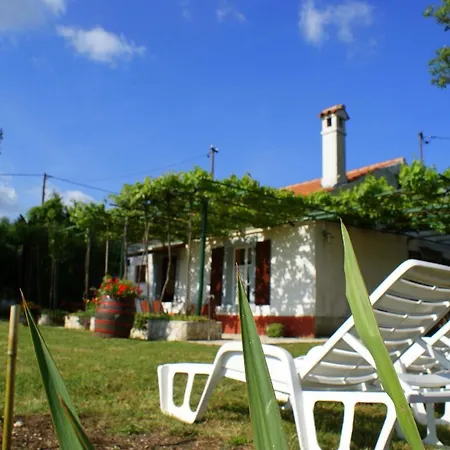 Freistehendes Haus Violeta Mit Weitlaeufigen Garten Ferienhaus Raša