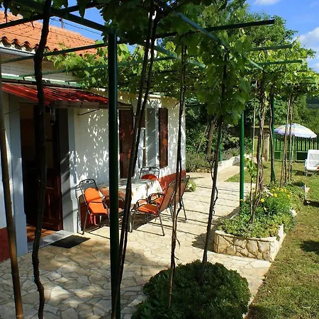 Freistehendes Haus Violeta Mit Weitlaeufigen Garten Rasa