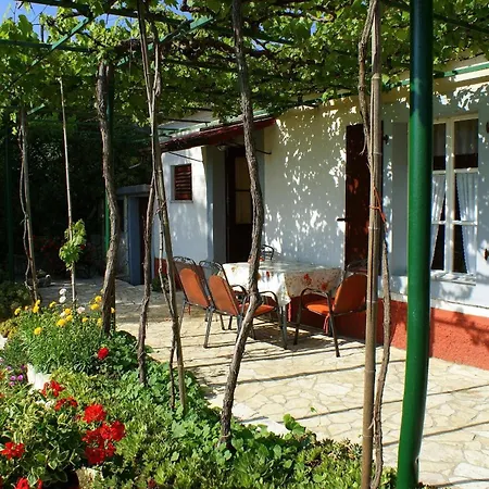Freistehendes Haus Violeta Mit Weitlaeufigen Garten